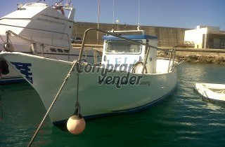 Embarcación  Con Atraque en puerto pesquero de Conil