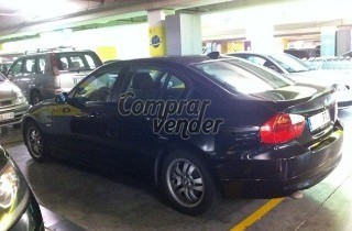 Vendo BMW 320d de color negro con 68000km