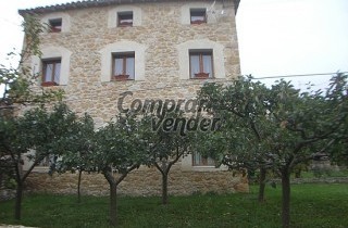 se vende bonita casa de piedra en un pueblo muy traquilo