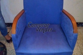 Sillón de madera de cerezo y tapizado azul