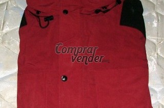 Parka cazadora color burdeos