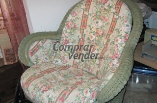 Conjunto de mimbre y médula, compuesto de 1 mesa, 2 sillones y 2 sillones giratorios.