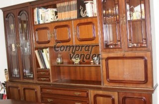 Mesa y sillas de salón comedor con librería